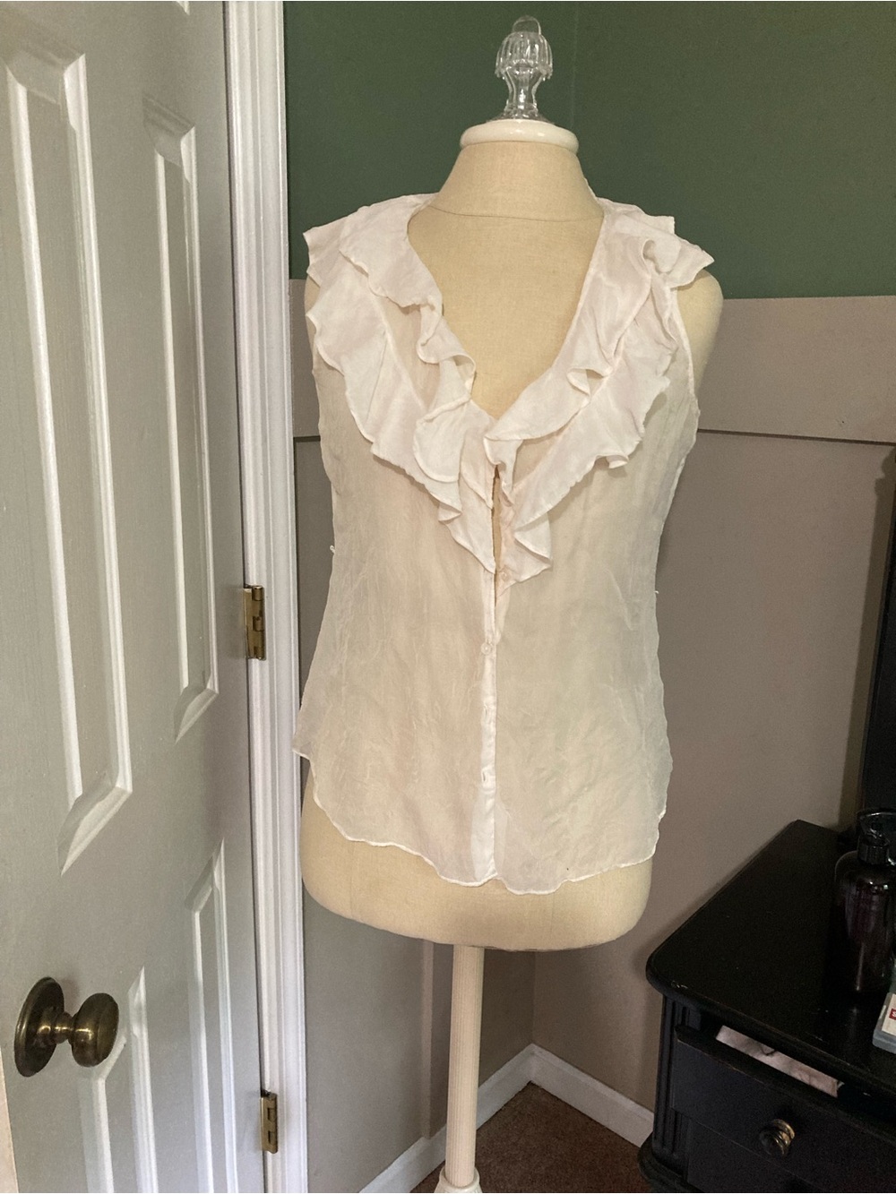 Elie Tahari silk chiffon Ruffle V-Neck Sleeveless Blouse